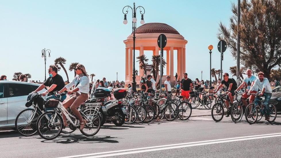«Corsie ciclabili in città dopo l’estate»: il piano del Comune parte da via Roma