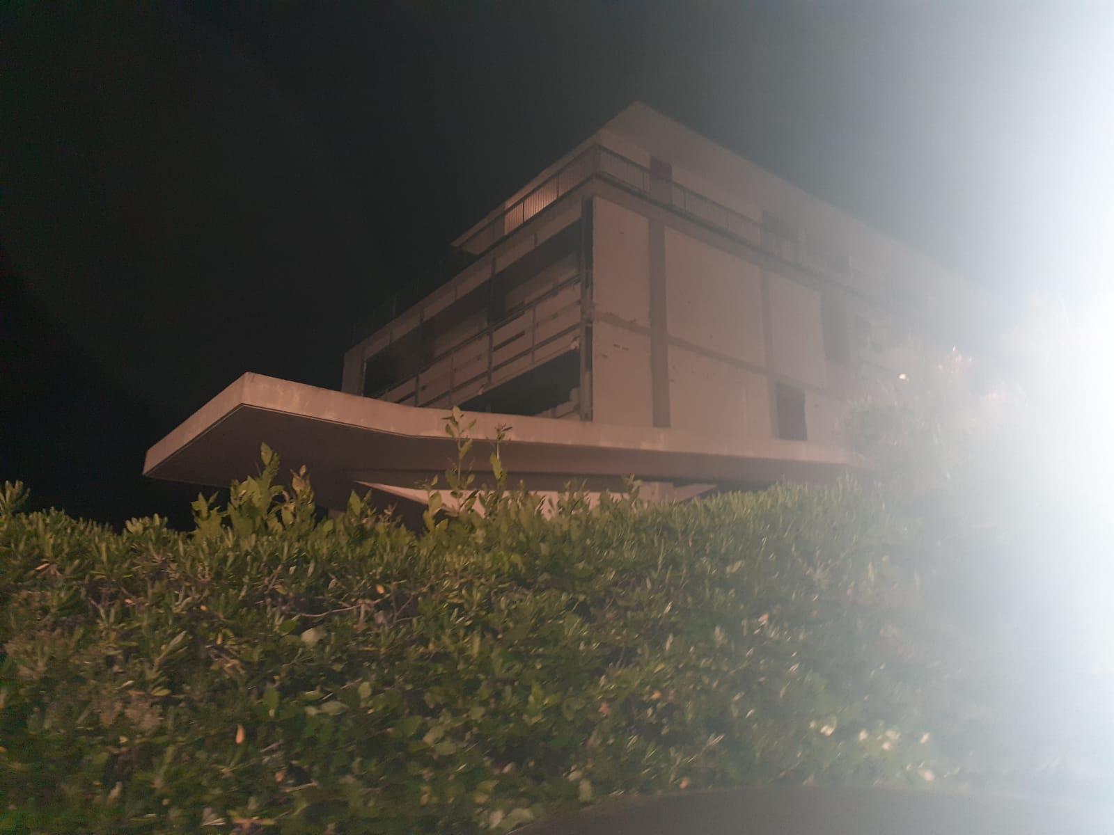 Precipita dal balcone al quarto piano, muore a 62 anni