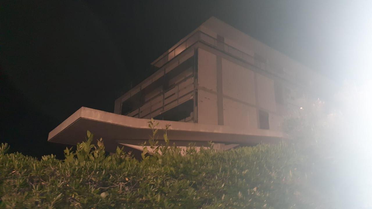 Precipita dal balcone al quarto piano, muore a 62 anni
