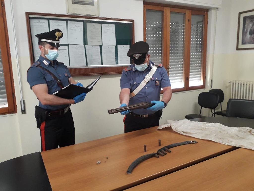 Un fucile potenziato nascosto nel muro dell'ovile, arrestato allevatore di Isili 