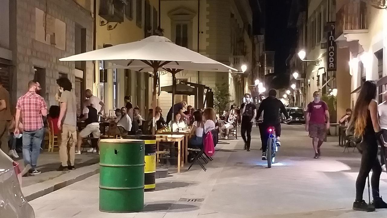 Movida dimezzata, bevande da asporto vietate dopo le 23