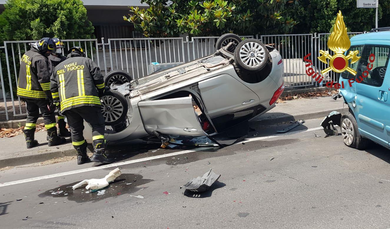 Formigine, schianto sulla Giardini: un'auto si cappotta