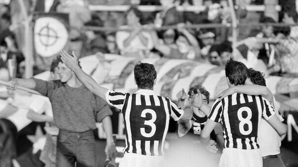Antonio Cabrini e Marco Tardelli cercano di calmare alcuni tifosi bianconeri
