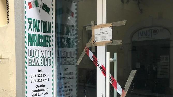 Sigilli e cartello di sequestro al negozio di barbiere del centro