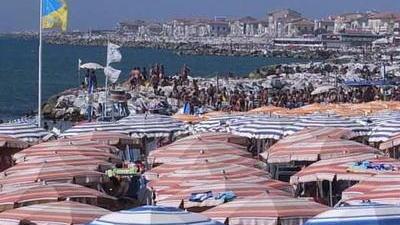 La spiaggia di Tirrenia prima delle regole sul distanziamento (Archivio)