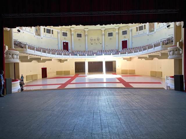 Il teatro Politeama senza le poltroncine per far spazio a spettacoli estivi