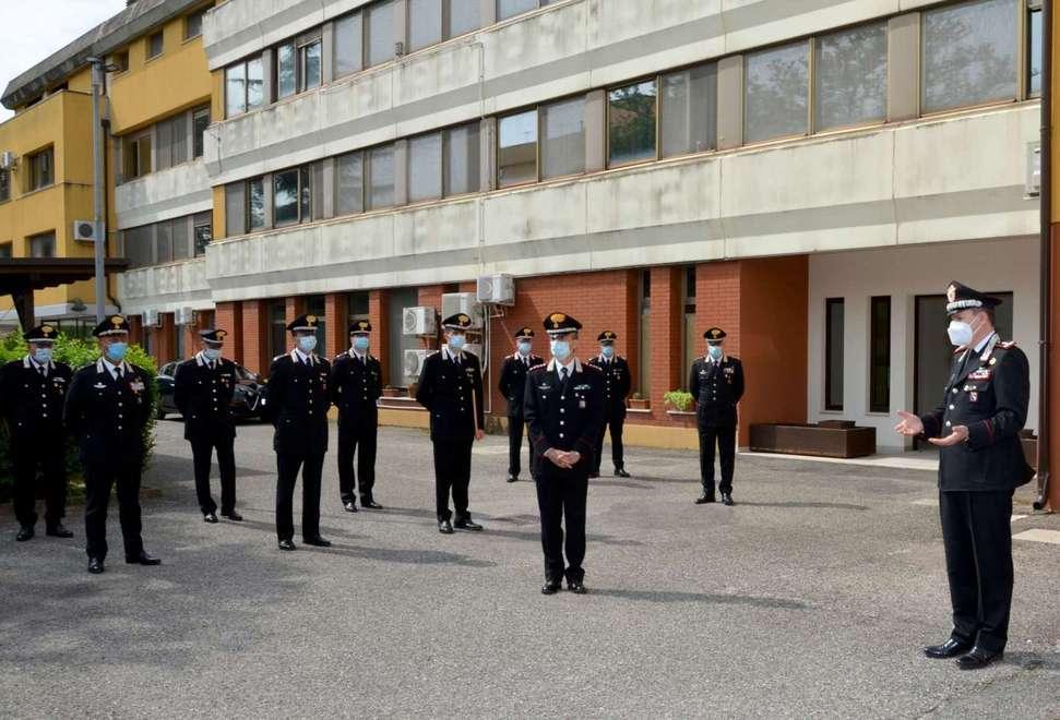 Il generale Domizi consegna le medaglie ai carabinieri 