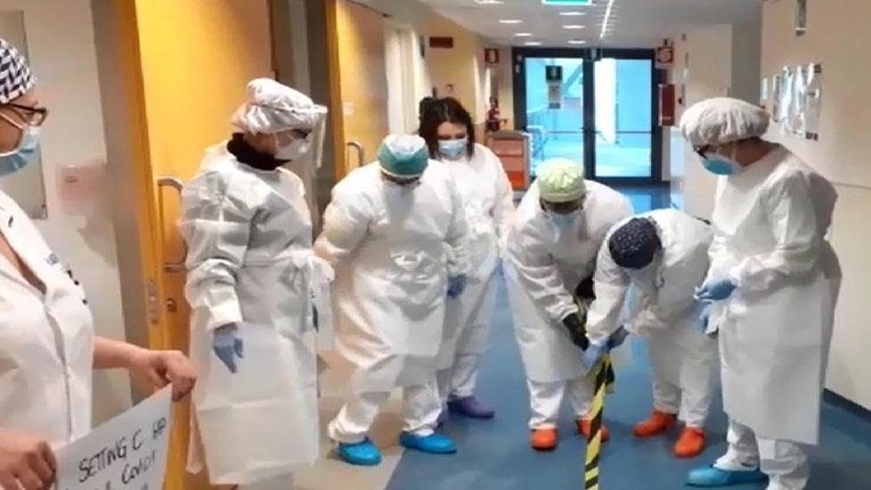 Il Setting C di medicina torna alla normalità eliminando i contrassegni divisori indispensabili quando erano presenti ricoverati con il Covid