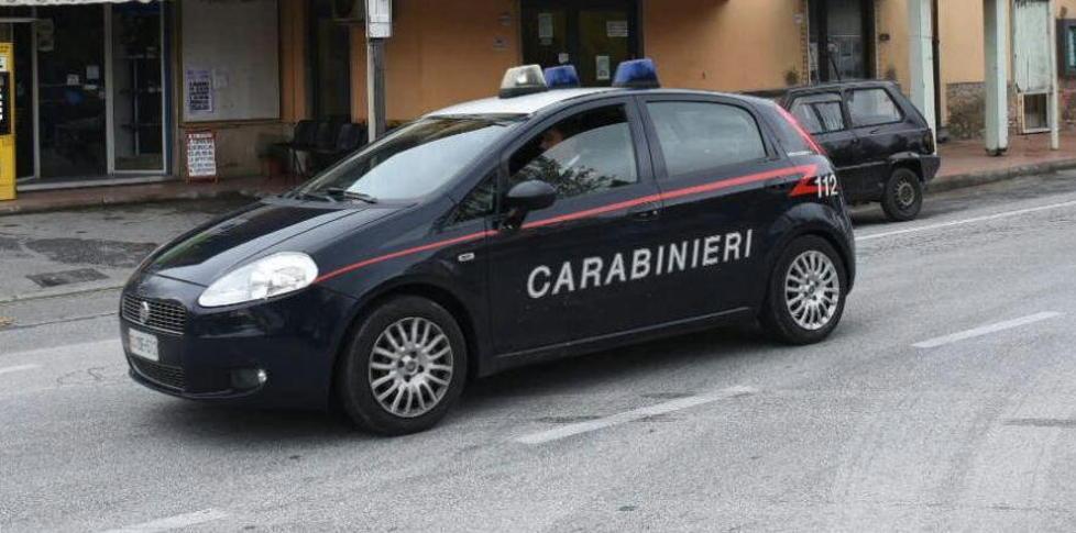 Pretende 50 euro per riconsegnare il cellulare ritrovato 