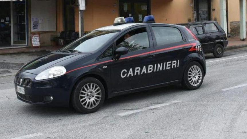 Pretende 50 euro per riconsegnare il cellulare ritrovato