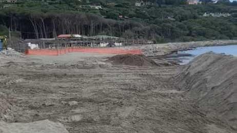 Ripascimento della spiaggia, cantiere ad Ansedonia
