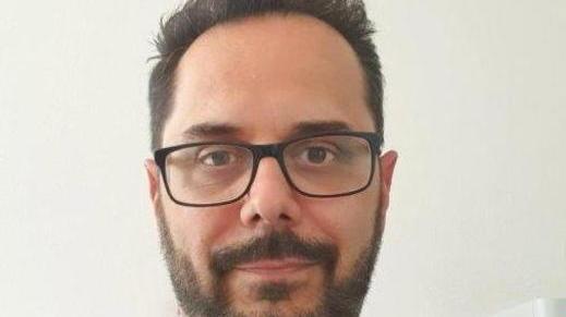 E per usare la piscina ingressi a turno per evitare affollamenti