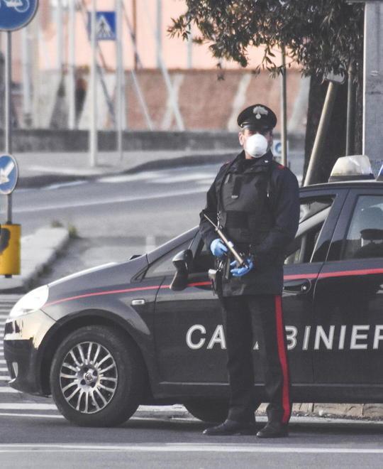 Aggredisce i carabinieri durante un controllo