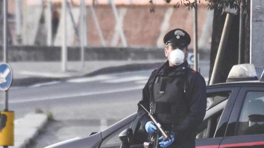Aggredisce i carabinieri durante un controllo