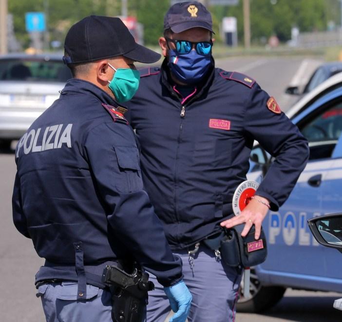 Non mangia da due giorni i poliziotti gli offrono il pasto