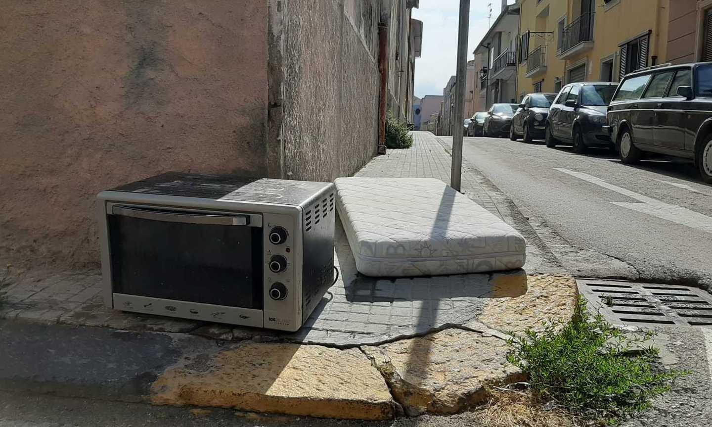 Rifiuti ingombranti sul marciapiede