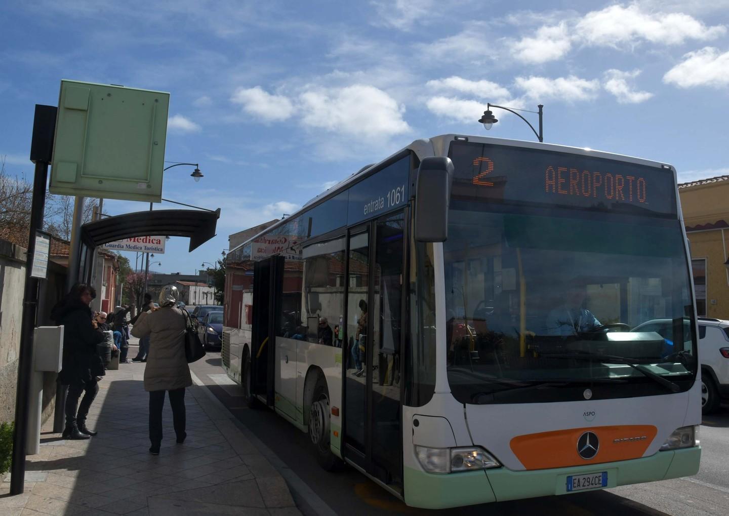 I bus al tempo del Covid a terra molti passeggeri 