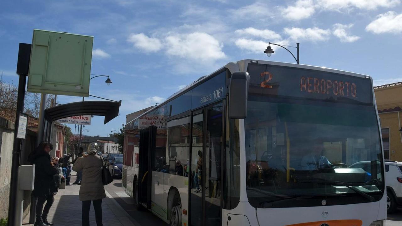 I bus al tempo del Covid a terra molti passeggeri 