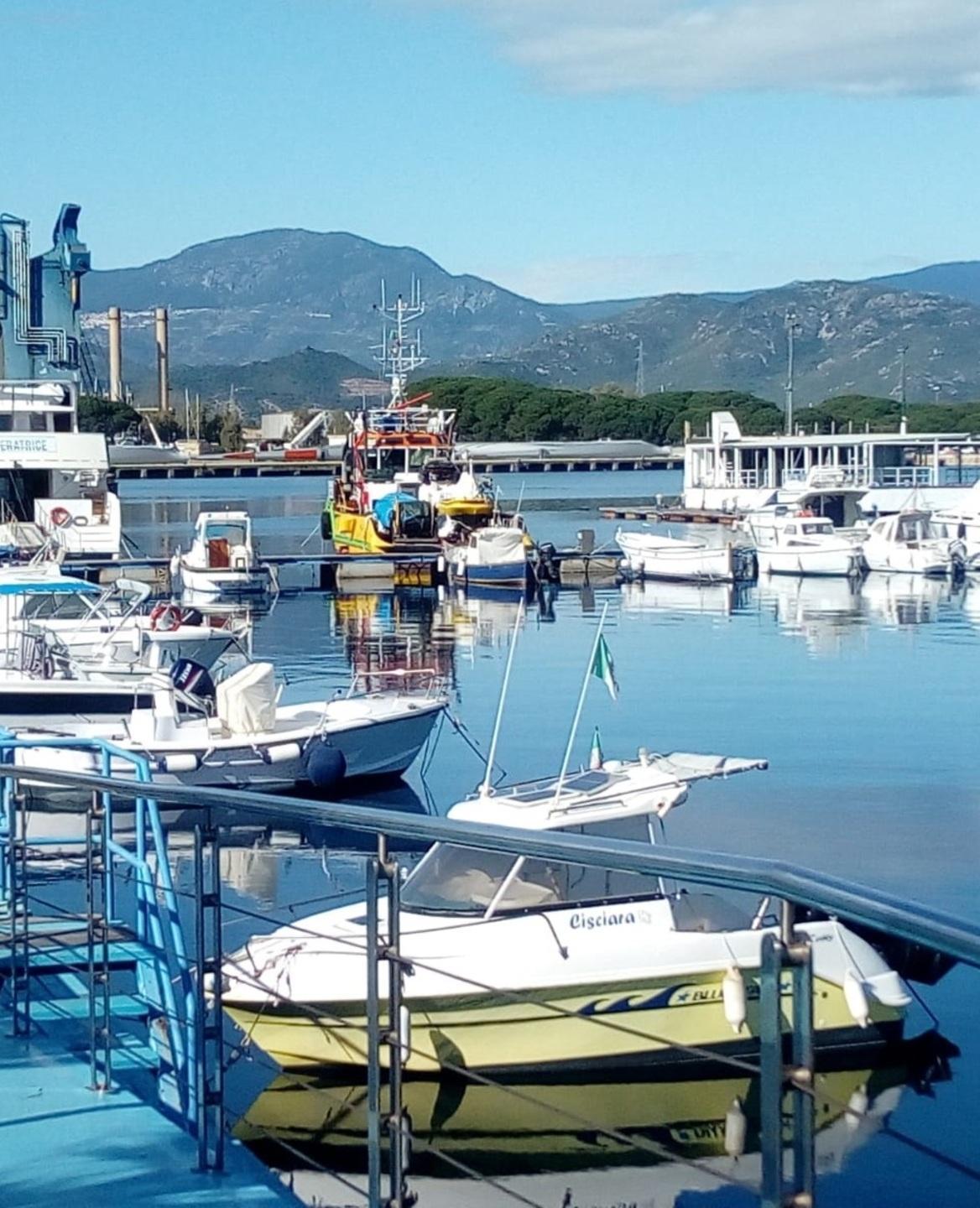Arbatax, vertice sul porto dopo la fuga per i costi alti 
