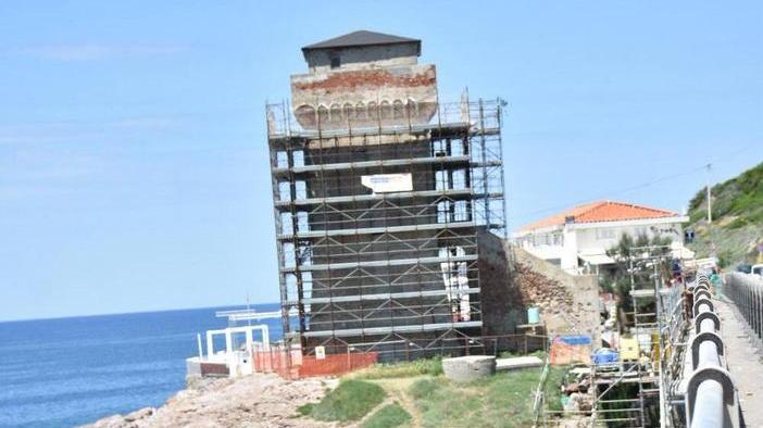 La torre di Calafuria “ingabbiata”