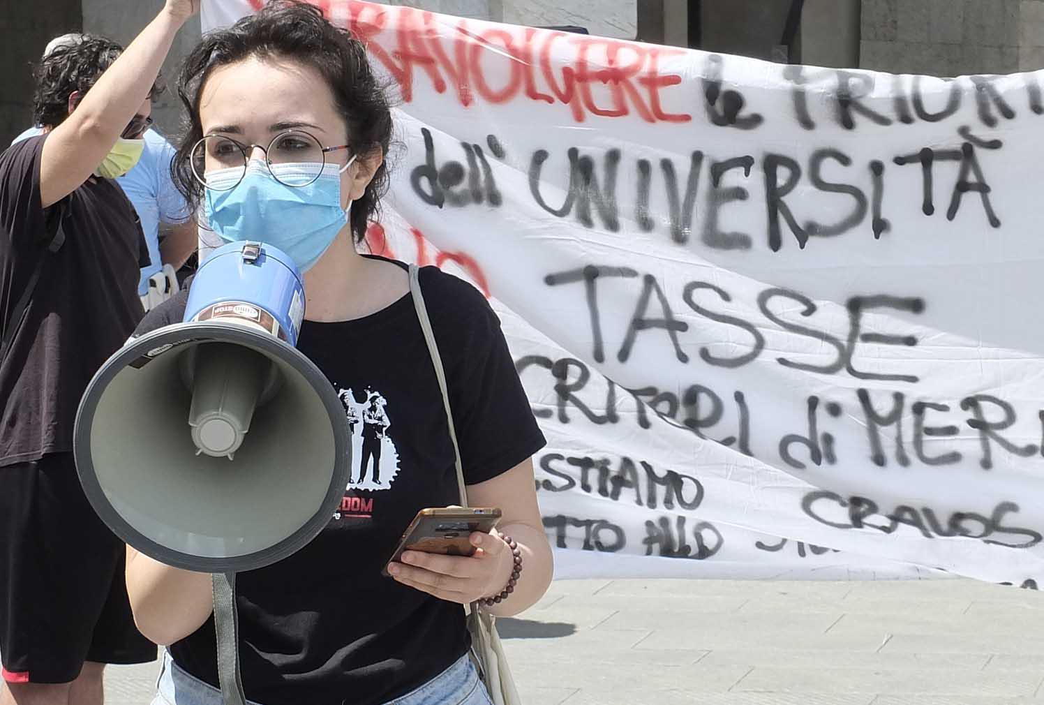 Un momento della manifestazione di ieri mattina davanti Palazzo Gambacorti