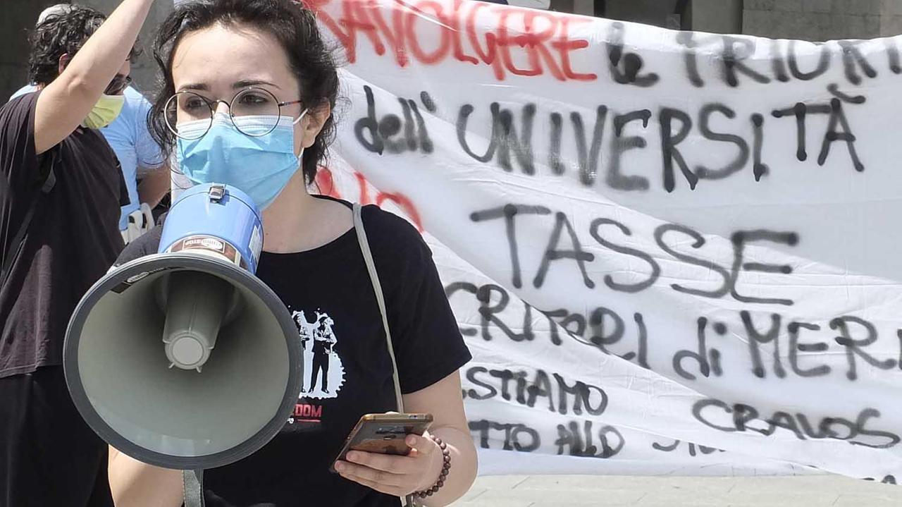 Un momento della manifestazione di ieri mattina davanti Palazzo Gambacorti