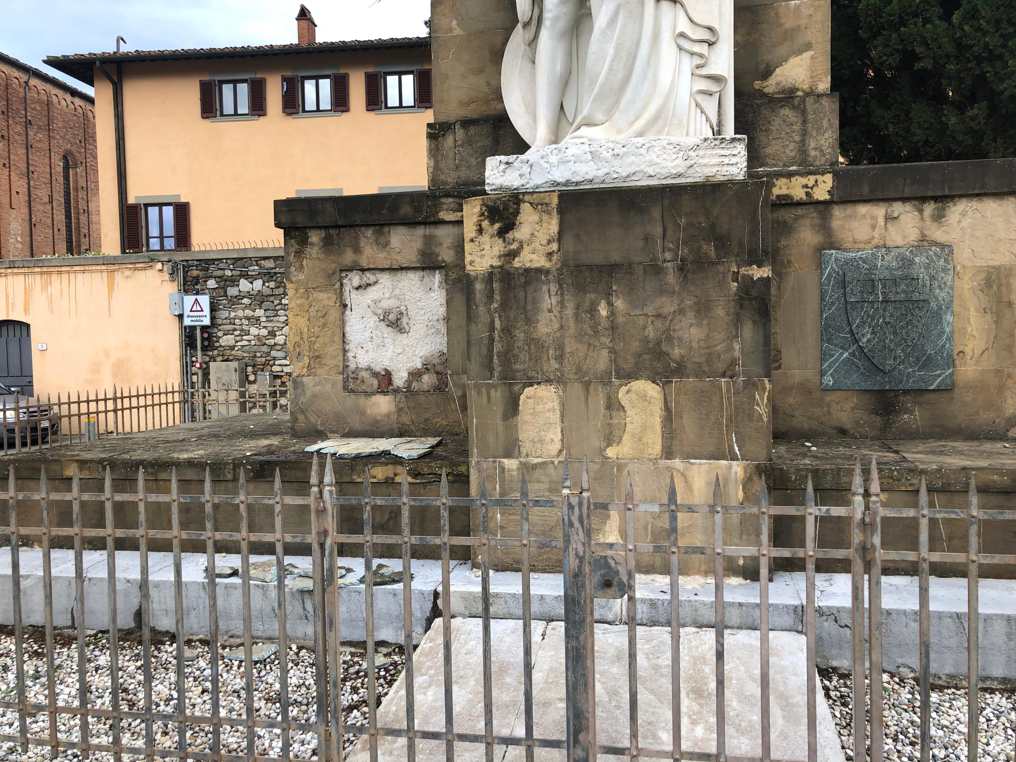 Il Monumento ai Caduti in piazza Santa Maria delle Carceri a Prato: caduta una delle due formelle
