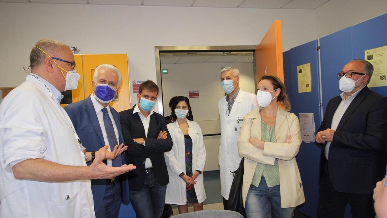 Il presidente del Consiglio regionale Eugenio Giani in visita all'ospedale Santo Stefano (foto Batavia)