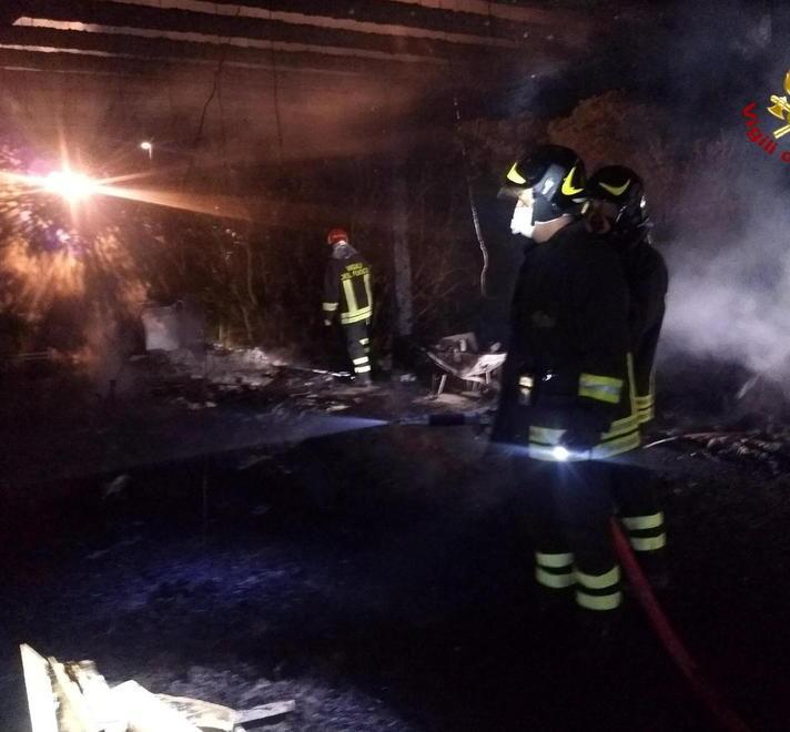 Incendio brucia una tettoia, distrutti un’auto e 2 scooter 