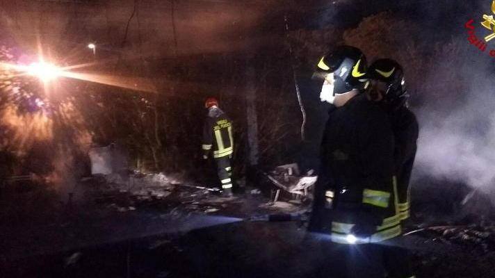 Incendio brucia una tettoia, distrutti un’auto e 2 scooter