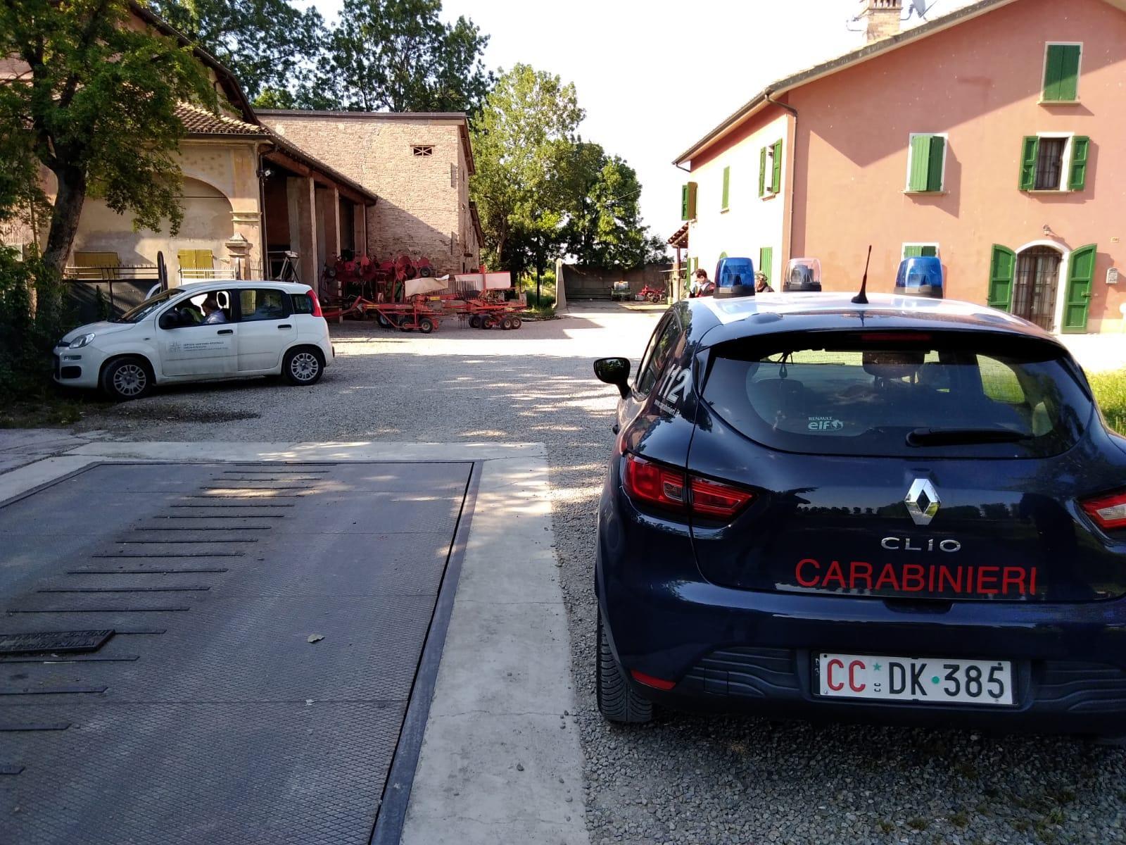 I carabinieri nell'azienda agricola di San martino in Rio per gli accertamenti sull'infortunio