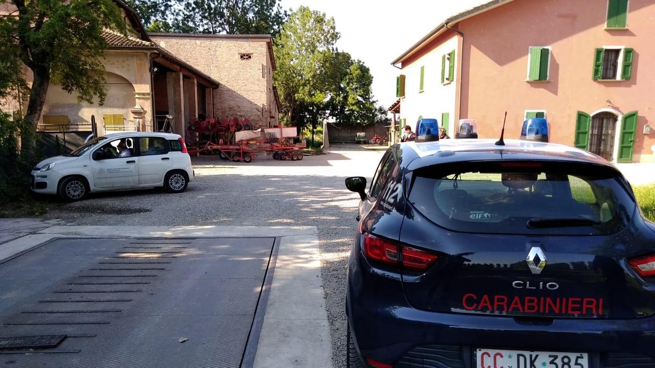 I carabinieri nell'azienda agricola di San martino in Rio per gli accertamenti sull'infortunio
