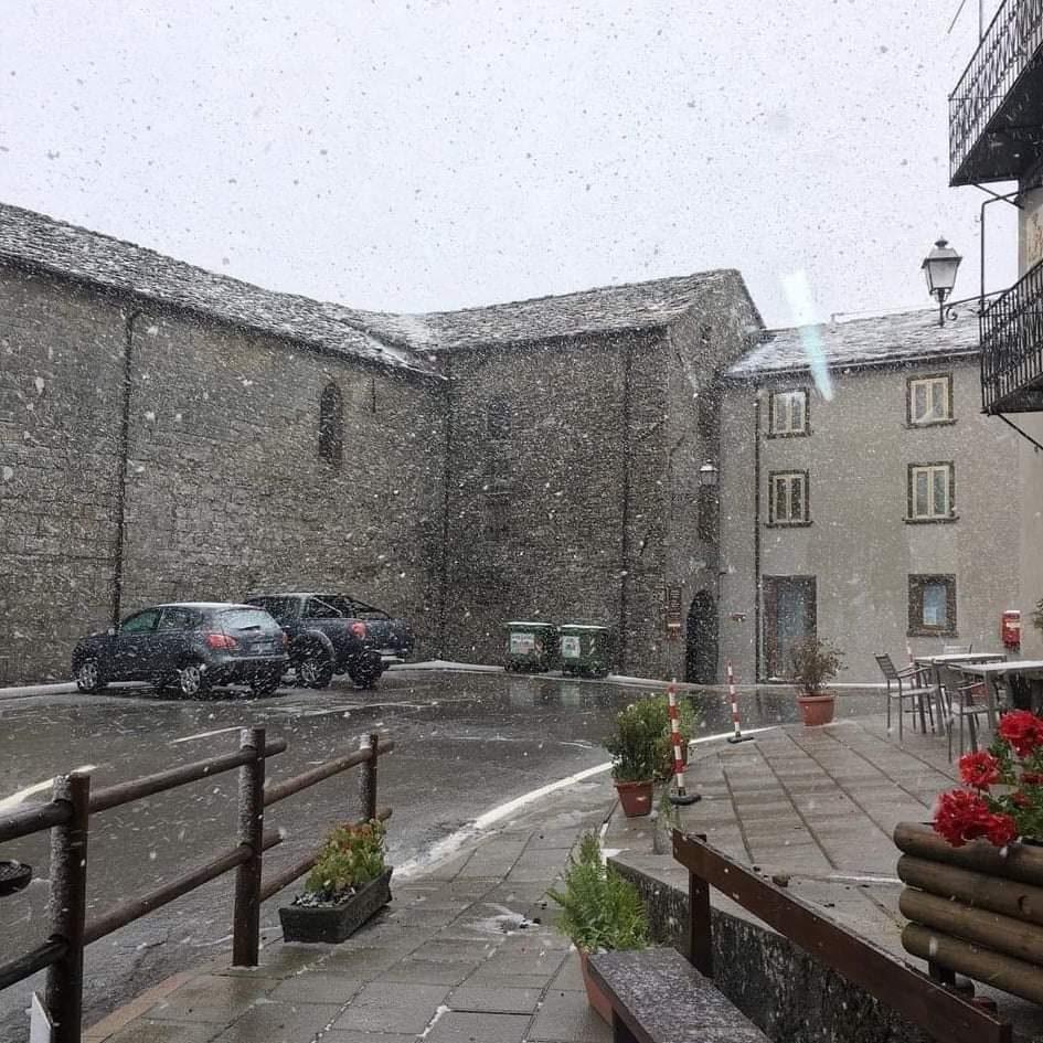 La nevicata a San Pellegrino in Alpe (foto tratta dalla pagina Fb di MeteoStazione Tuscany)
