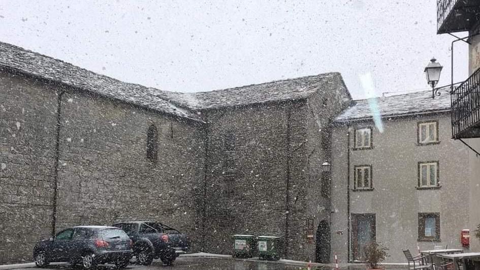 La nevicata a San Pellegrino in Alpe (foto tratta dalla pagina Fb di MeteoStazione Tuscany)