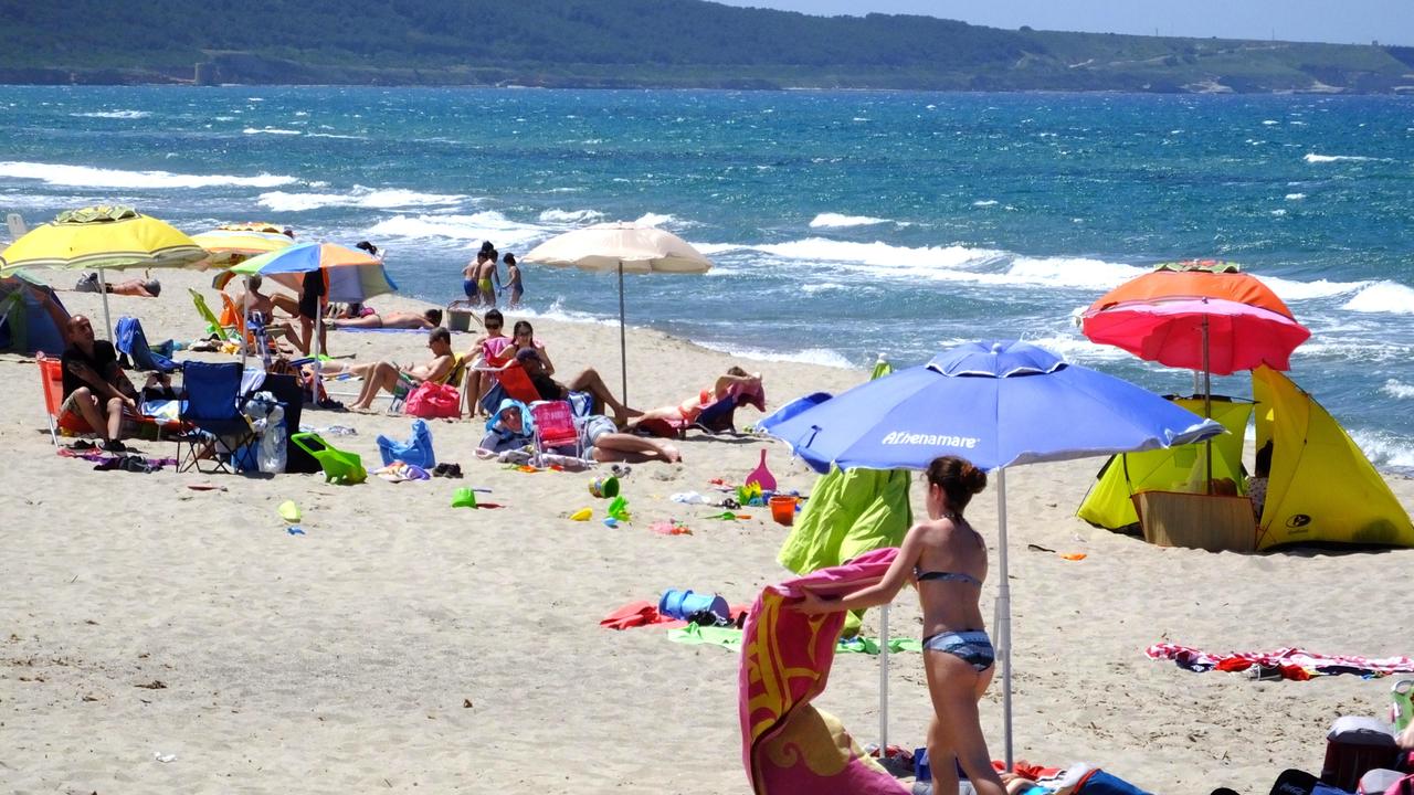Sassari, ordinanza del sindaco: in spiaggia 10 metri quadrati per ogni ombrellone 