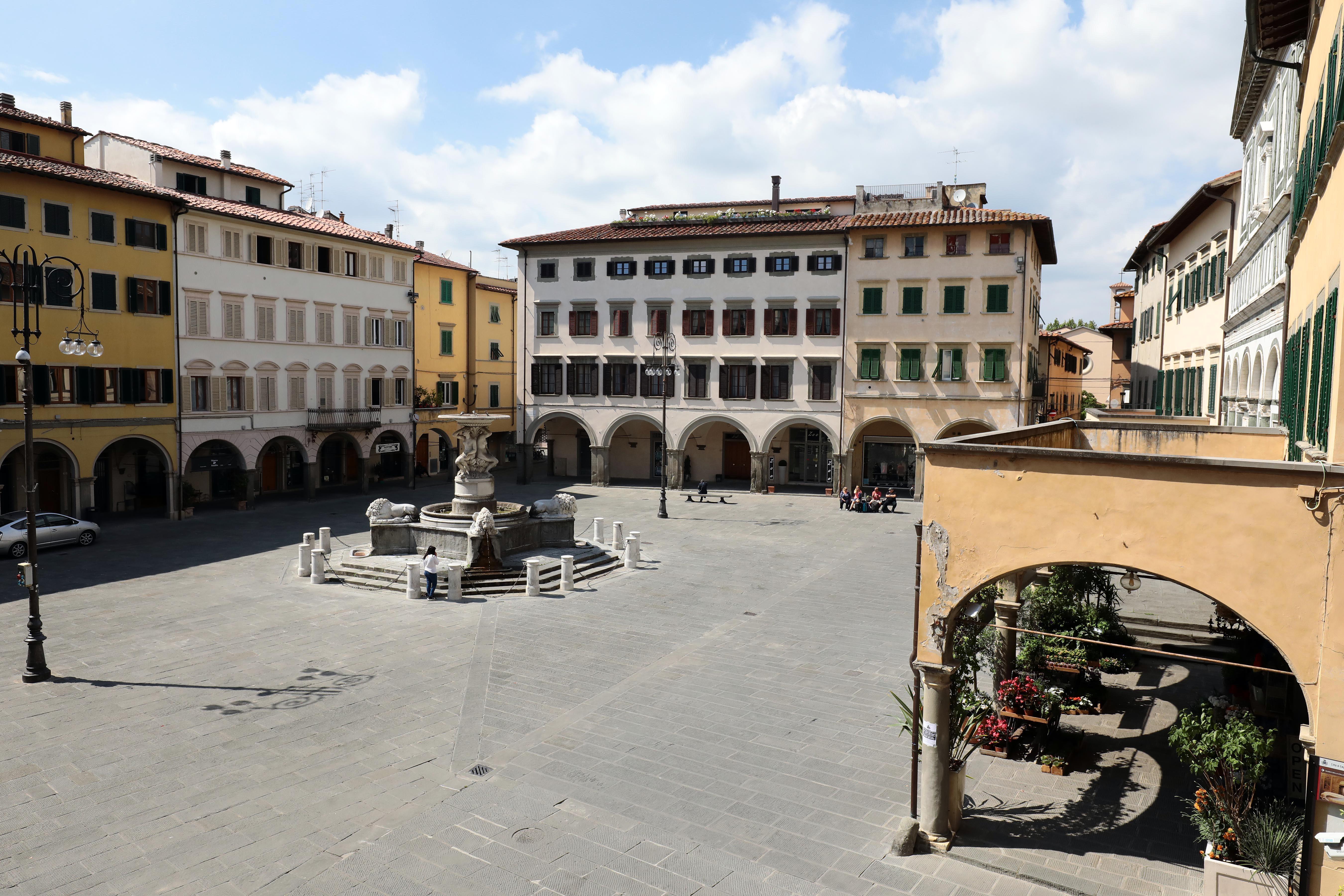 Via libera ai tavoli anche in piazza Farinata degli Uberti