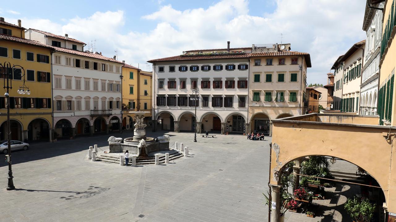 Via libera ai tavoli anche in piazza Farinata degli Uberti