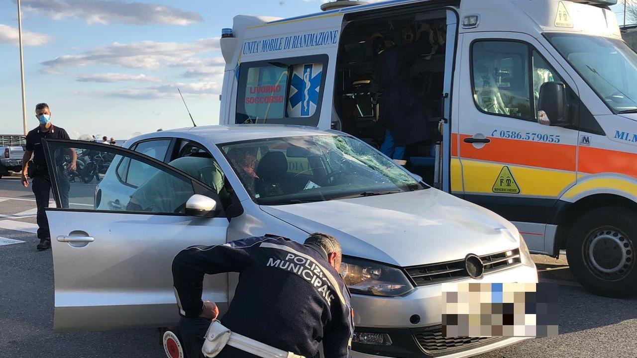 L'auto col parabrezza incrinato (foto Marzi)