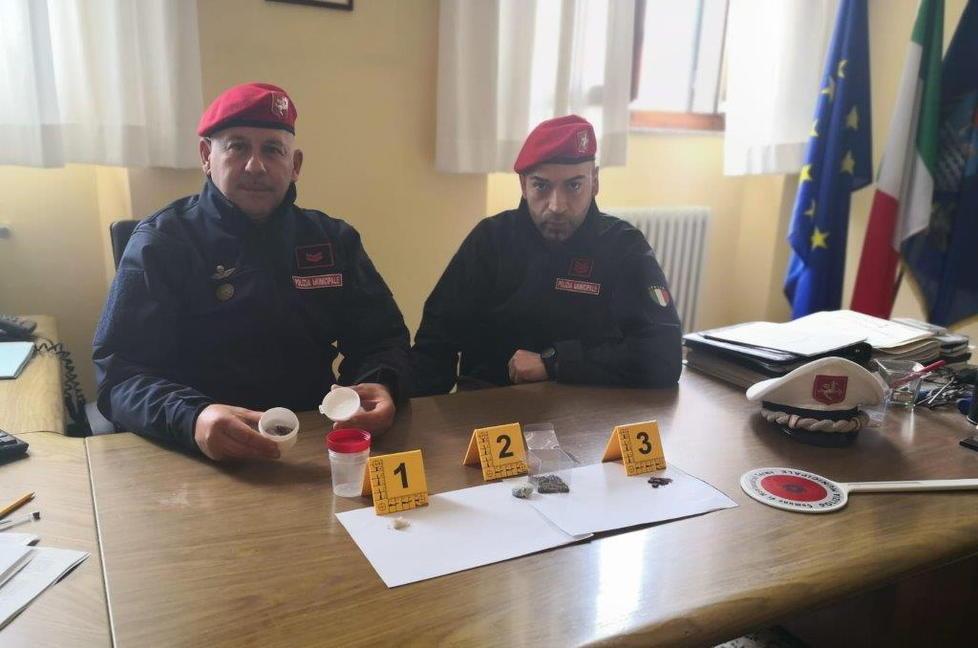 Nella foto gli uomini del Nucleo sicurezza del territorio con la droga sequestrata in casa dell’arrestato