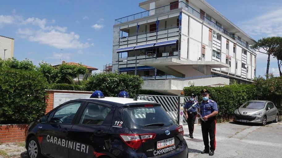 Precipita dal quarto piano Ingegnere muore sul colpo