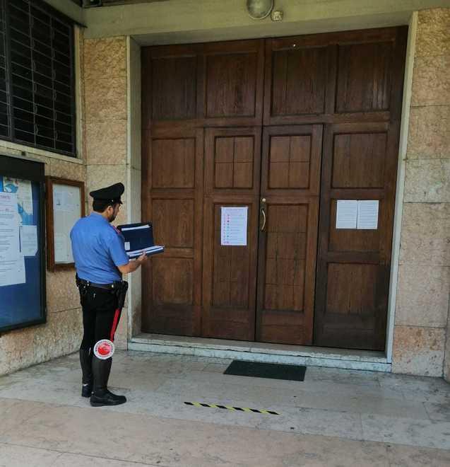 Danneggiano la porta della chiesa Denunciati
