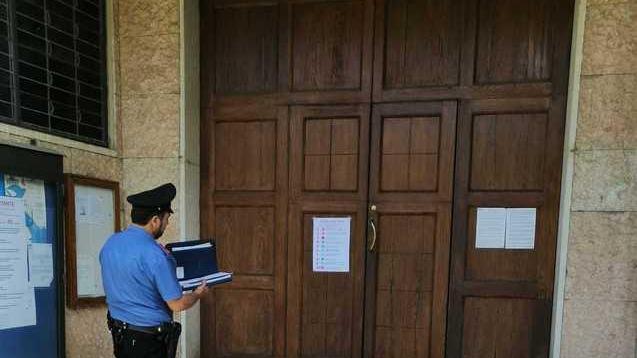 Danneggiano la porta della chiesa Denunciati