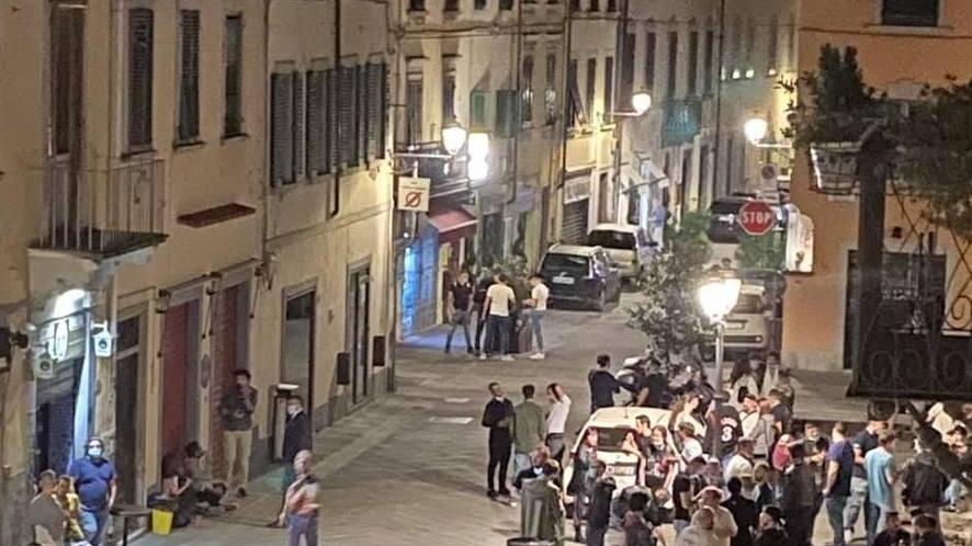 Movida dimezzata nel fine settimana Vietate le bevande da asporto dopo le 23