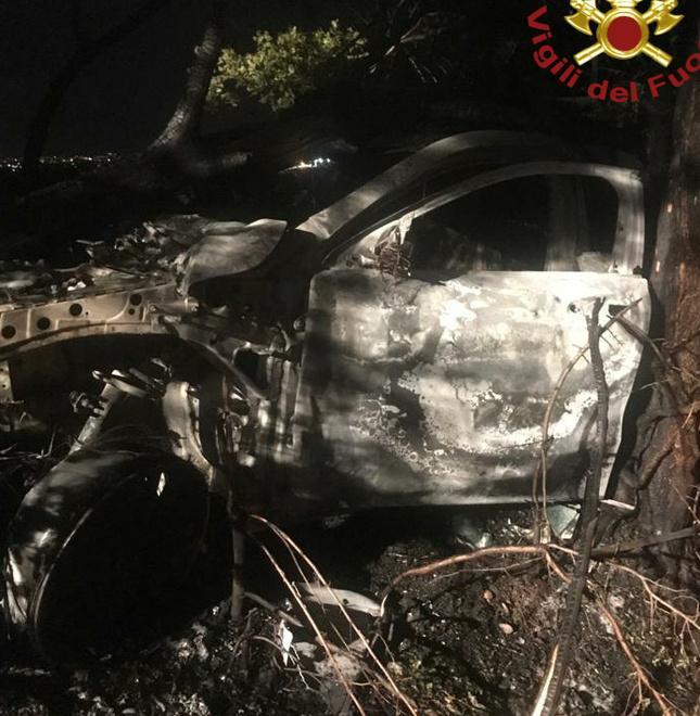 Esce di strada e l’auto prende fuoco
