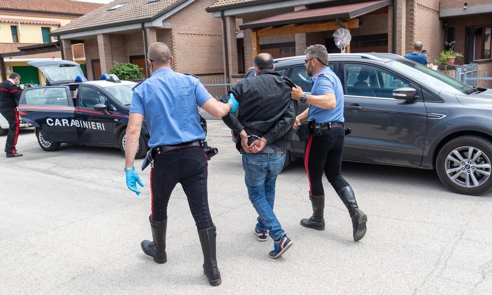 Braccati dai carabinieri dopo le truffe In fuga si schiantano, uno dei tre preso 