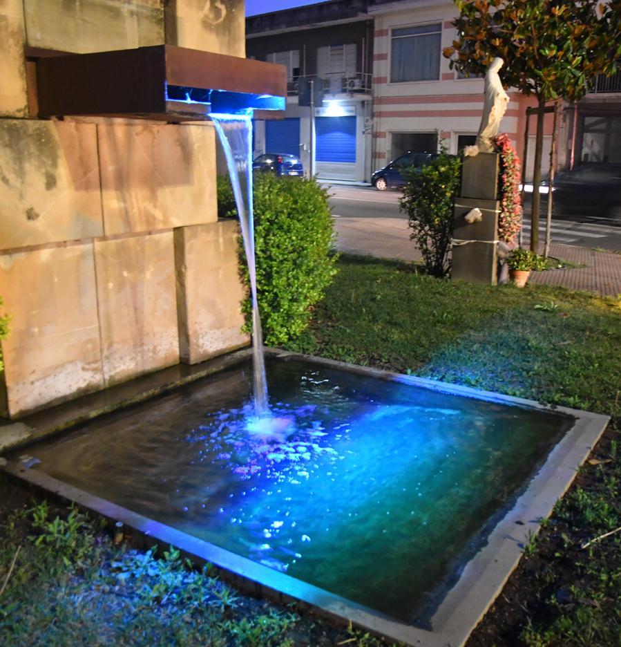 Acqua e luci, la fontana rinasce