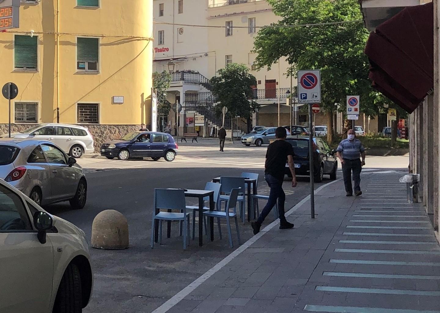 Tavolini dei bar al posto dei parcheggi 