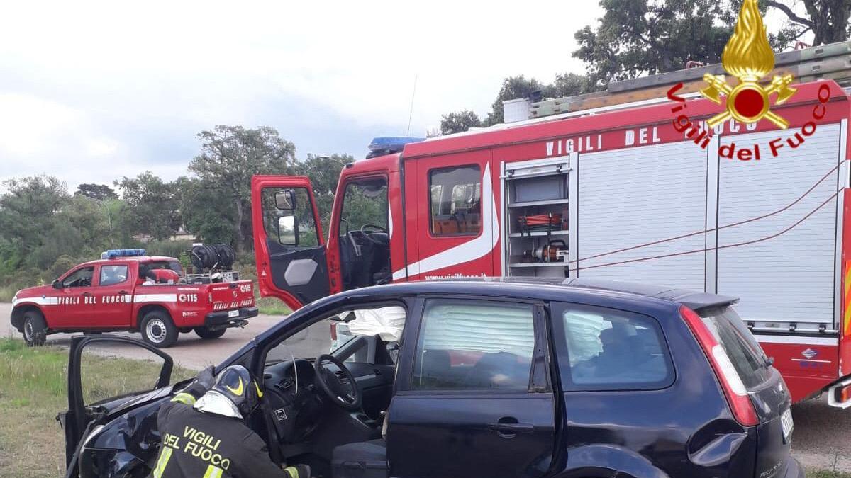 Scontro fra auto a Tortolì: due feriti