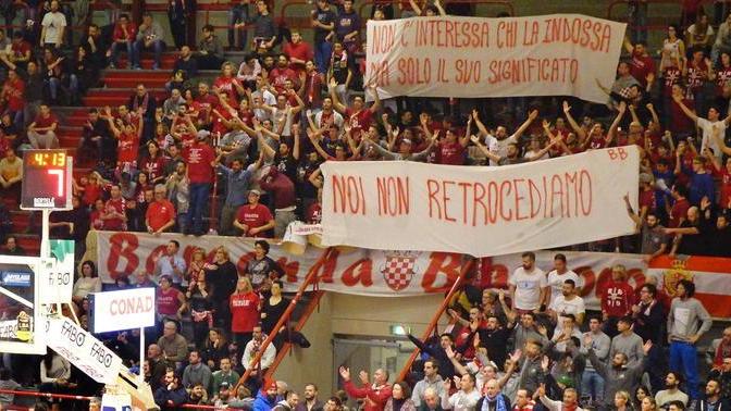 Una immagine degli spalti del PalaCarrara con i tifosi biancorossi