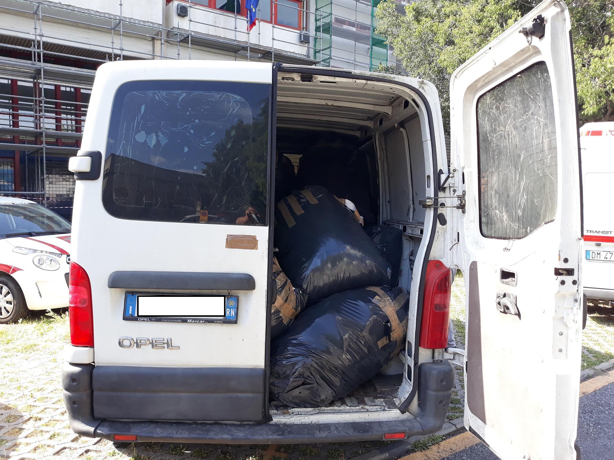 Il furgone sequestrato dalla polizia municipale